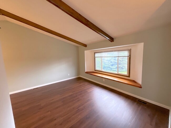 Building Photo - 3 Bedroom Home Available Near Research Pkw...