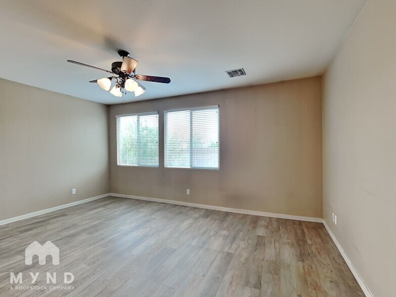 Building Photo - 2816 E Russell St