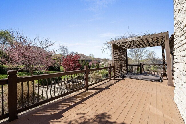 Building Photo - 5 Bedroom Dream Home!