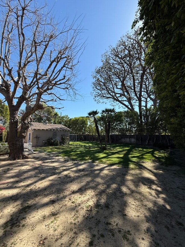 Building Photo - Beautiful, Ranch-Style, 4 Bedroom, 2 Bathroom Northridge Home Available For 1 Year Lease