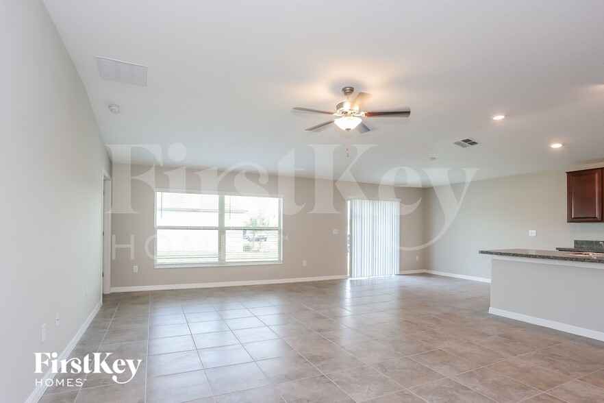 Building Photo - 5001 White Chicory Dr