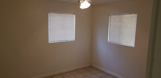 Building Photo - 114 W Riley Dr