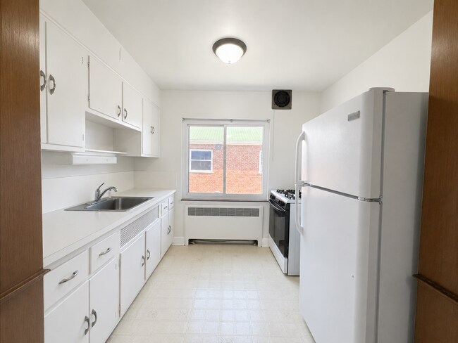 Building Photo - 2811 Stratford Ave