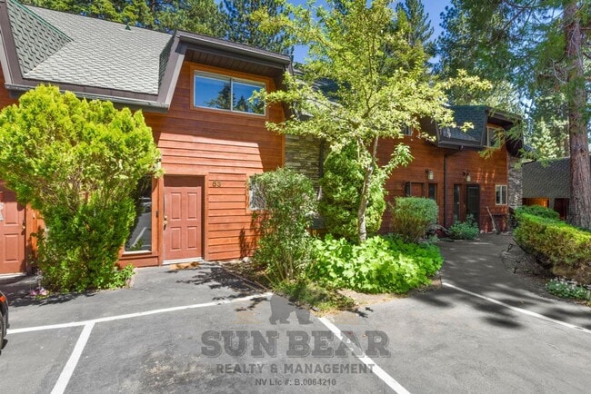 Building Photo - 3 Bedroom with a Yard!