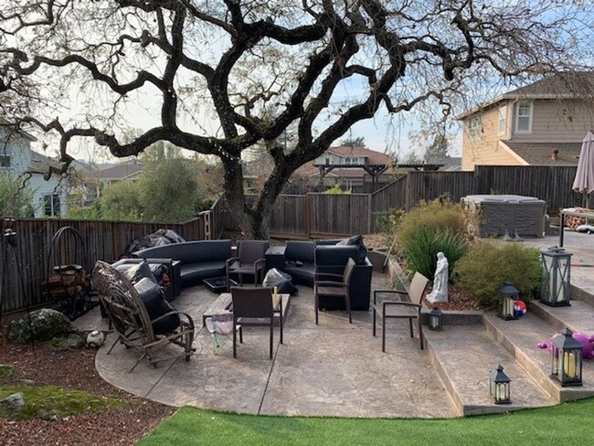 Building Photo - Stunning Five Bedroom Newer Napa Home