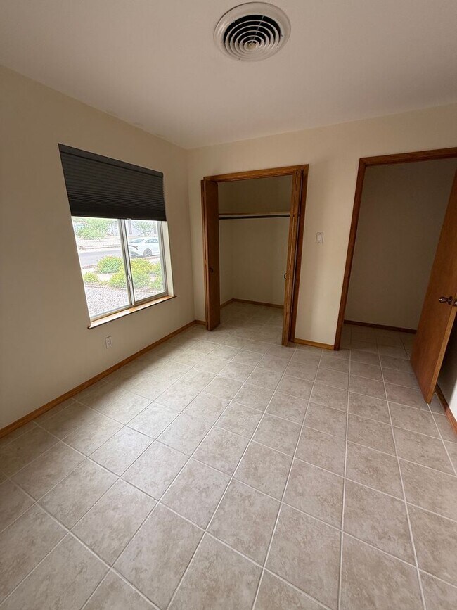 Building Photo - 2719 Topley Ave