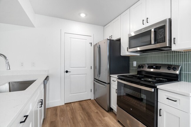 Building Photo - IN THE LOOP 2BD/1BA Brand New Finish Out /...