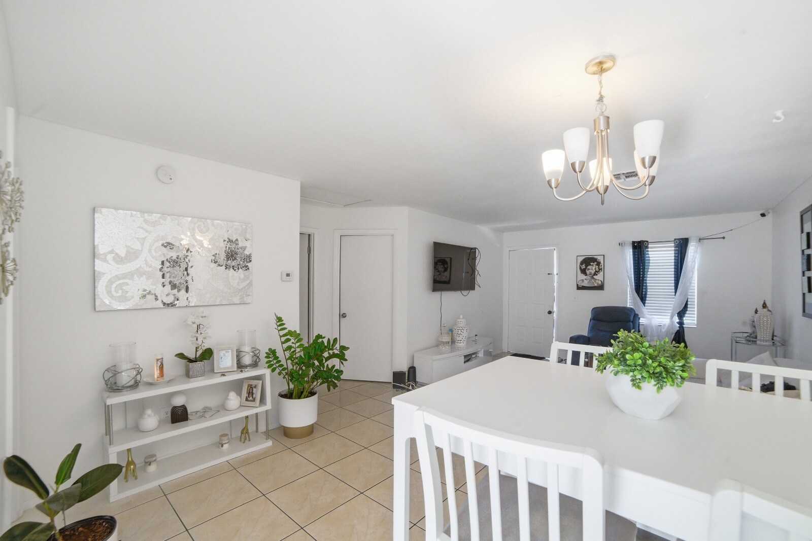 Building Photo - 2 E Las Palmas Way