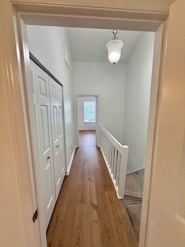Building Photo - Fabulous Townhome in Prime Location – Comf...