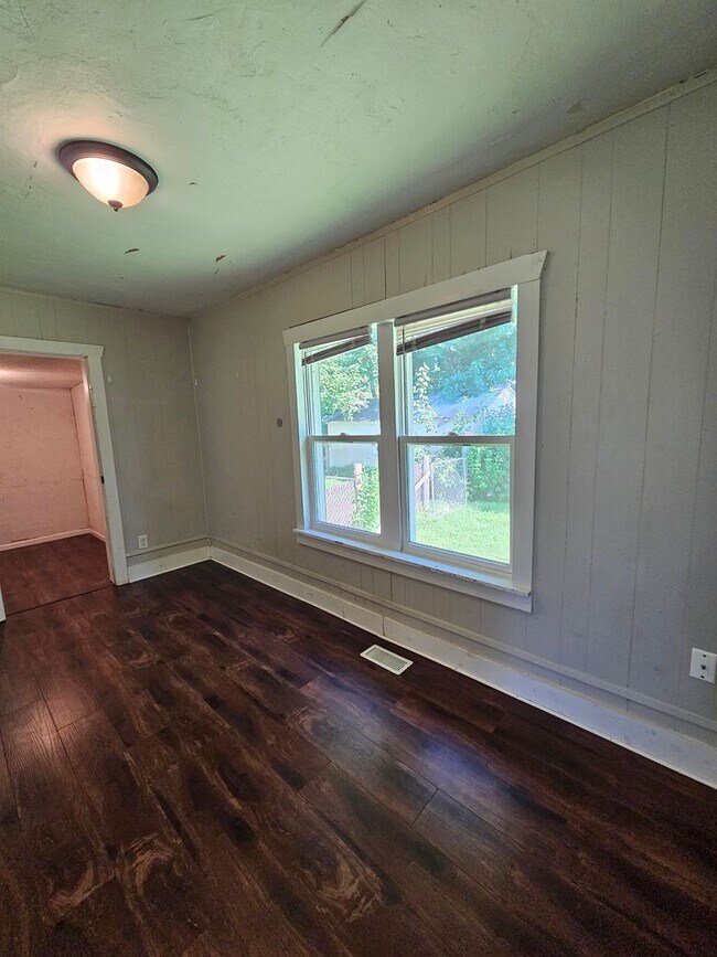 Building Photo - 2 bedroom | 1 Bathroom Home | Pets Welcome!
