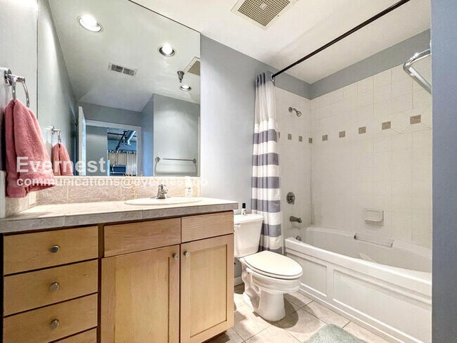 Building Photo - 3201 Shoshone St