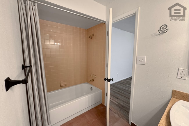 Building Photo - 2Bed/1Bath Apartment at 52nd St/Oak St! Ready for Immediate Move-In – GROUND FLOOR UNIT!