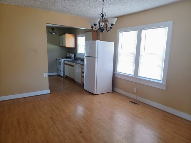 Building Photo - Cute 2 bedroom, 1 bathroom home on Southeast side