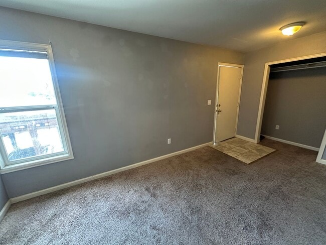 Building Photo - Updated 3-bed 1-bath upper home in Sunnyside with clean finishes and a fresh contemporary feel!
