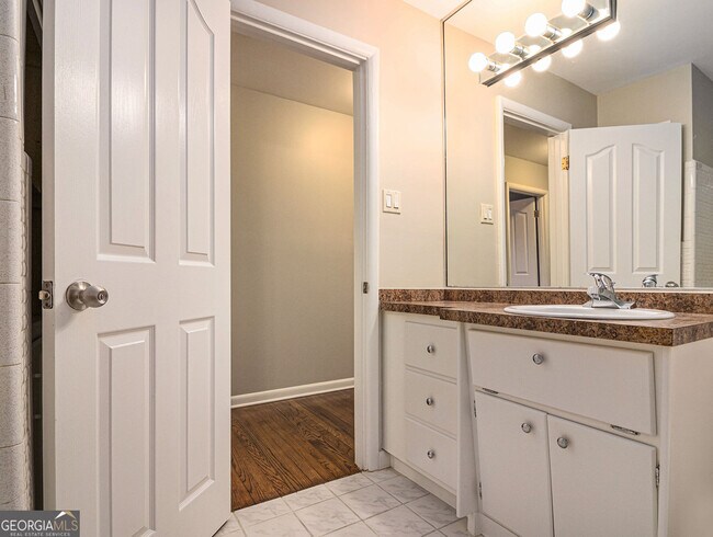 Building Photo - 3590 Cloudland Dr