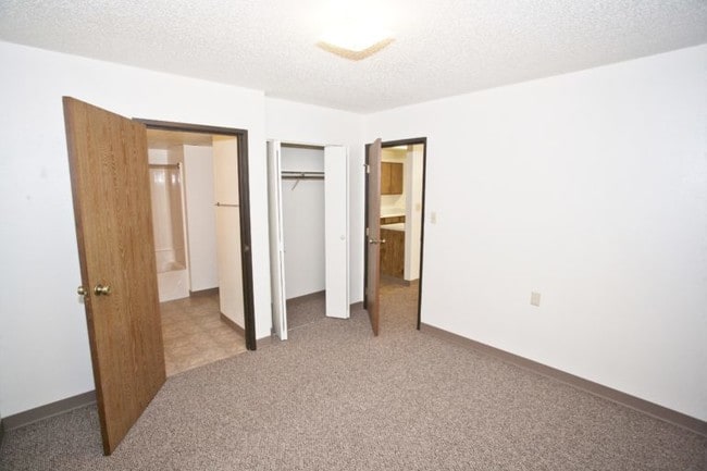 Building Photo - Shadybrook Estates