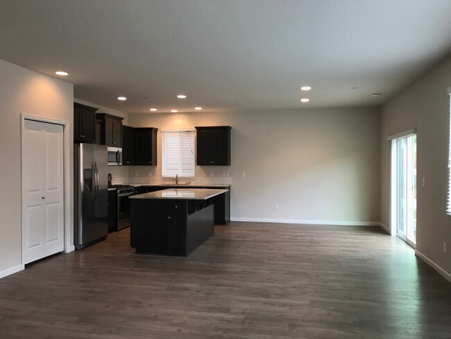 Building Photo - BRAND NEW HOME! Within 5 Minutes of Three ...