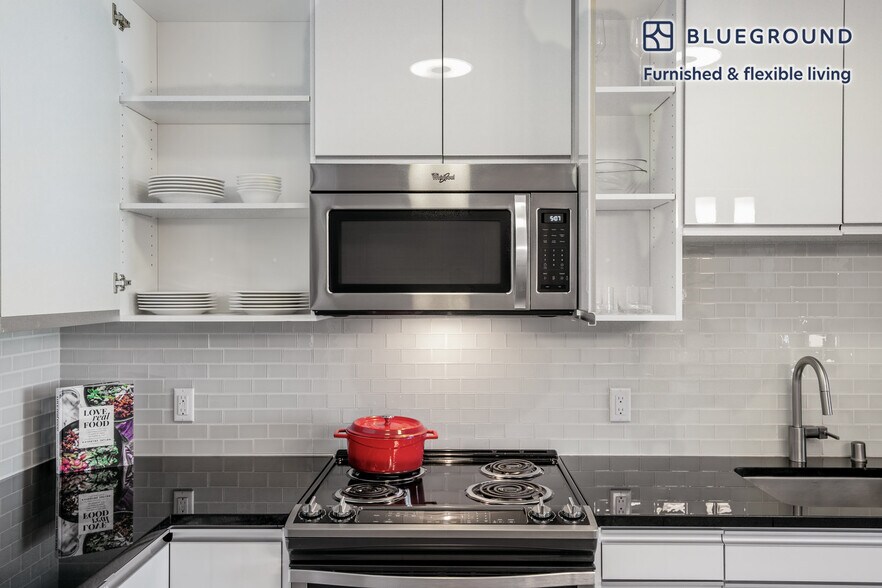 Building Photo - 690 Long Bridge St