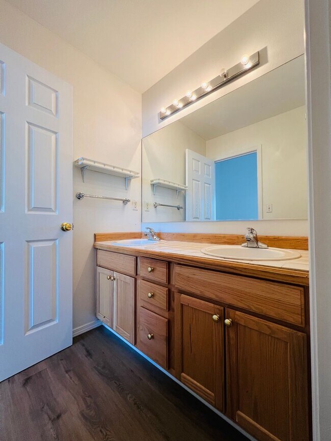 Building Photo - Spacious, Updated Townhome in Prime Beaverton Location!