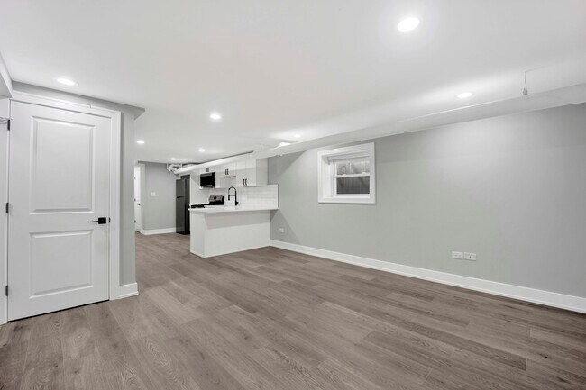 Building Photo - 2109 W Eastwood Ave