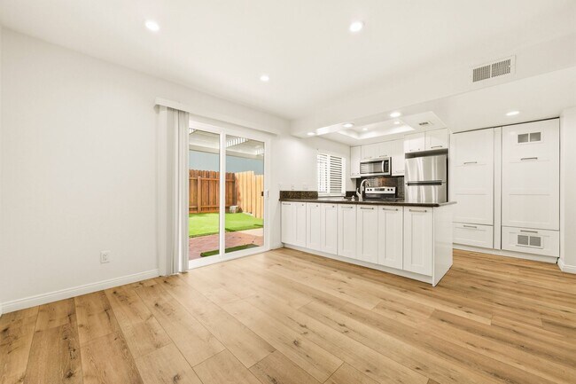 Building Photo - Remodeled 3bd/2.5bath steps from beaches, Racetrack, and Cedros Design district