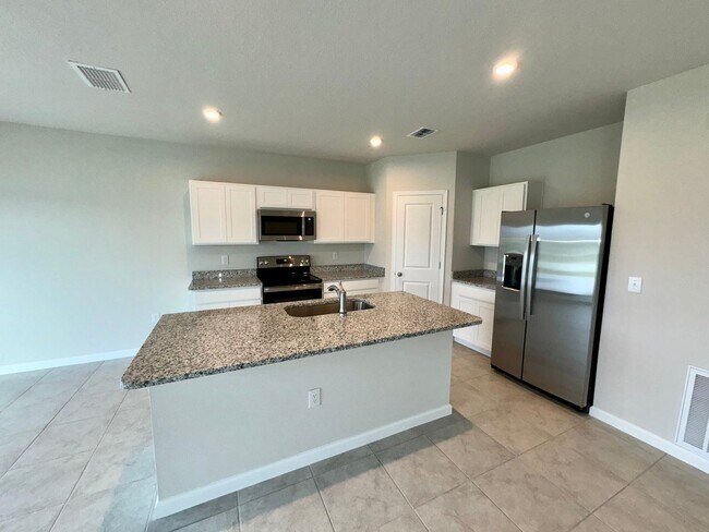 Building Photo - Three Bedroom Home in Winter Haven For Rent!