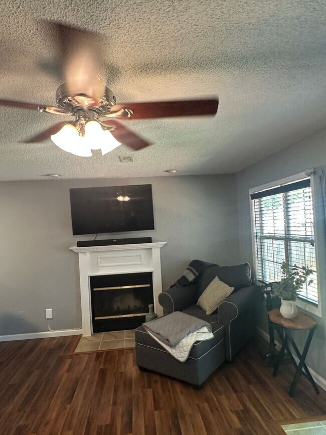 Building Photo - Foxhill Commons Subdivision!  Fully Furnis...