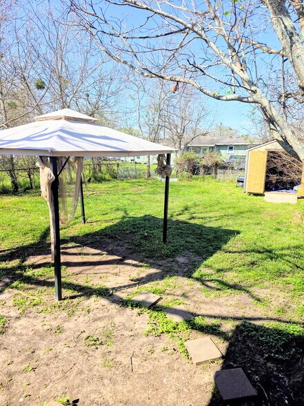 Building Photo - 1318 W 10th St