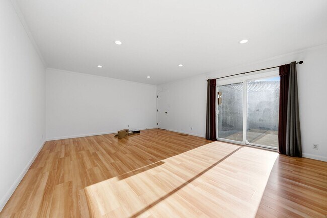 Building Photo - Large Oakland Hills Home With Large Garage/Yard +Laundry Hook-Ups!