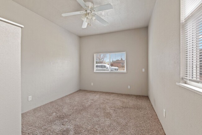 Building Photo - Close to UNR and Downtown!