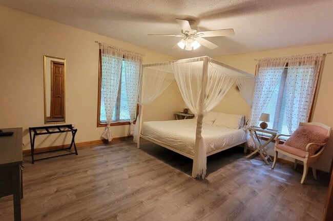 Building Photo - 140 Paquette Cir