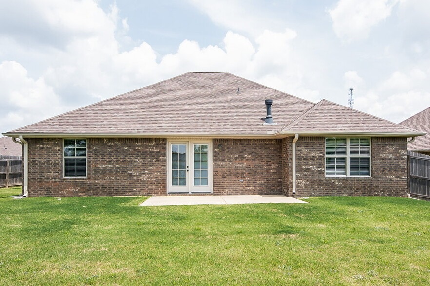 Building Photo - 2851 S Hartland