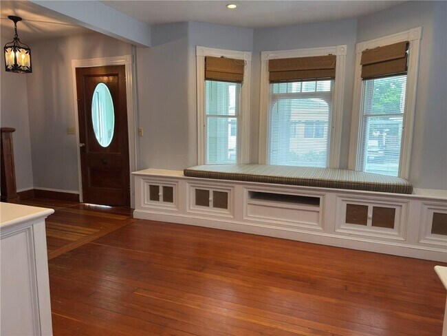 Building Photo - 67 Hall Ave