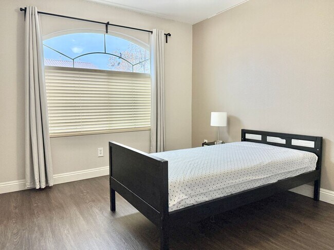 Building Photo - Charming Cul-de-Sac Home with Bonus Room & Backyard