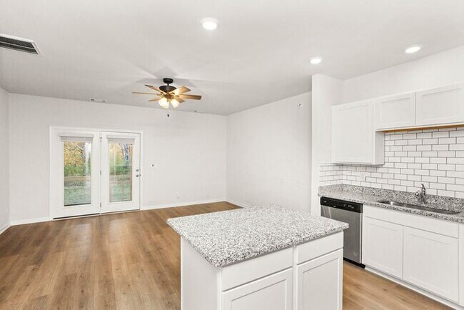 Building Photo - Newer Beautiful 3 Bed 2.5 Bath!