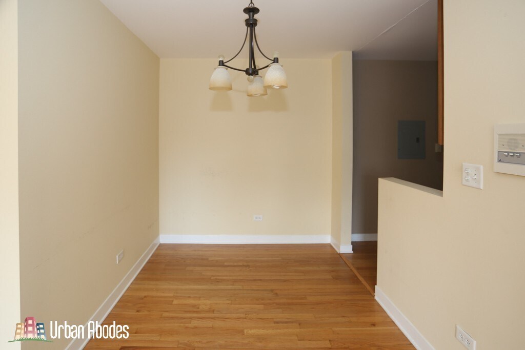 Building Photo - 637 W Wrightwood Ave