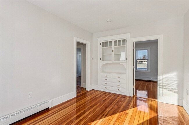 Building Photo - 559 Hyde Park Ave