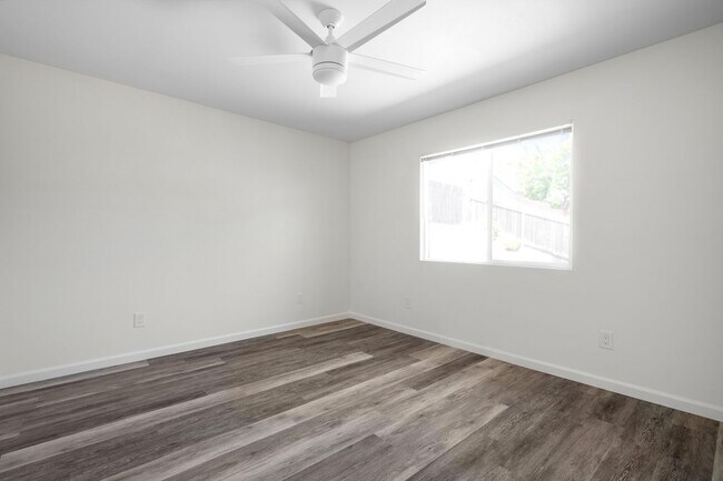 Building Photo - Oversized kitchen and living area!