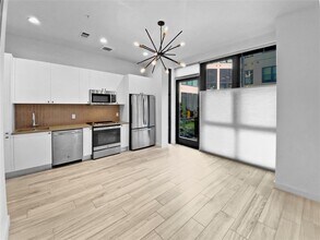 Building Photo - 800 Embassy Dr