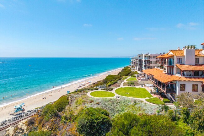 Building Photo - Dream home Located on the Bluff of Southwe...
