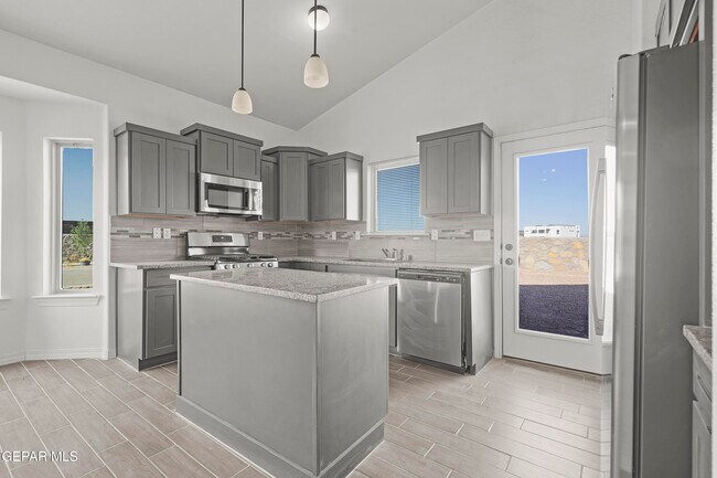 Building Photo - 1041 Summer Lake St