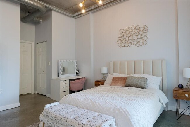 Building Photo - 2100 Van Buren St