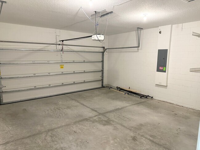 Building Photo - Private Back Yard! - 3 Bedroom 2 Bathroom ...