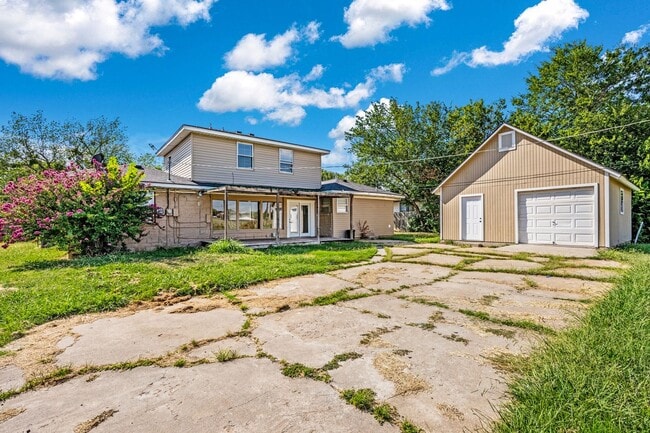 Building Photo - 5 Bedroom