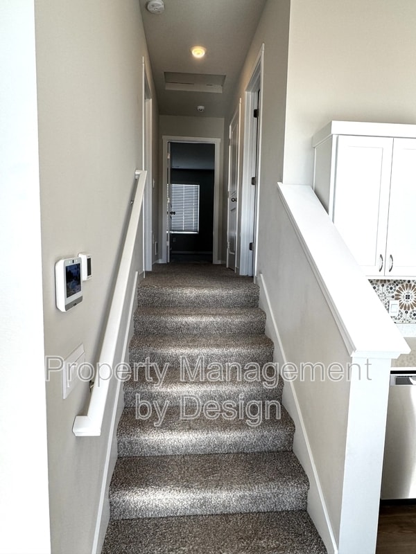 Building Photo - 9788 Crestview Dr