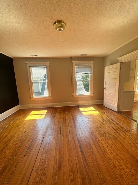 Living room - 501 Cutler St