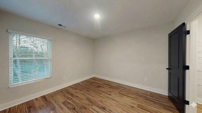 Building Photo - 233 Winding Chestnut Dr