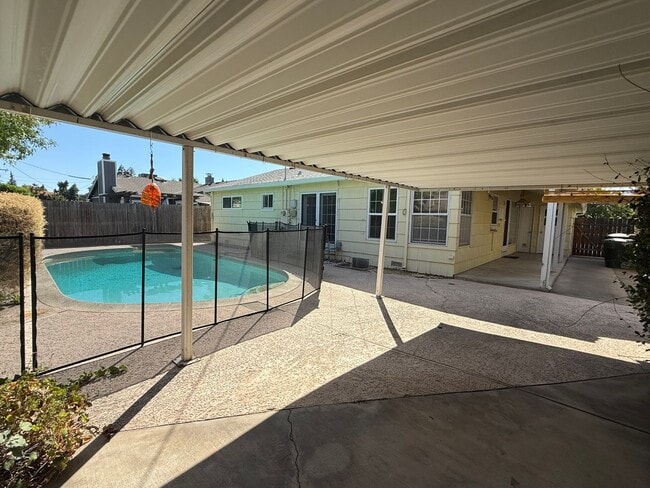 Building Photo - Cozy 2 bedroom 1 bathroom with pool!