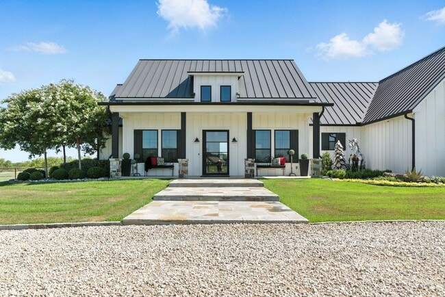 Building Photo - Stunning 5 bedroom horse property coming soon!