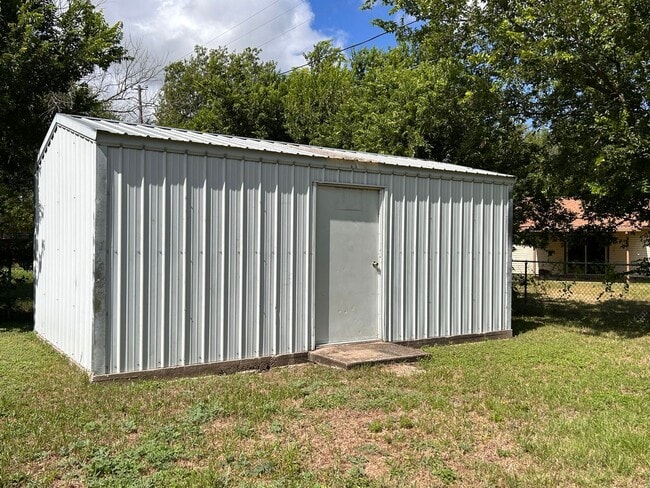 Building Photo - 2303 Daisy Dr